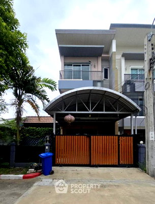 Townhouses for rent Krungthep Kreetha Road : 4-BR Townhouse in Hua Mak (ID 1595971)