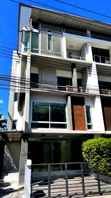 เช่าทาวน์โฮม ทาวน์ อิน ทาวน์ : ให้เช่าบ้าน บี สแควร์ พระราม 9-เหม่งจ๋าย (B-Square Rama 9 - Mengjai) อยู่ซอยสหการประมูล แขวงวังทองหลาง เขตวังทองหลาง