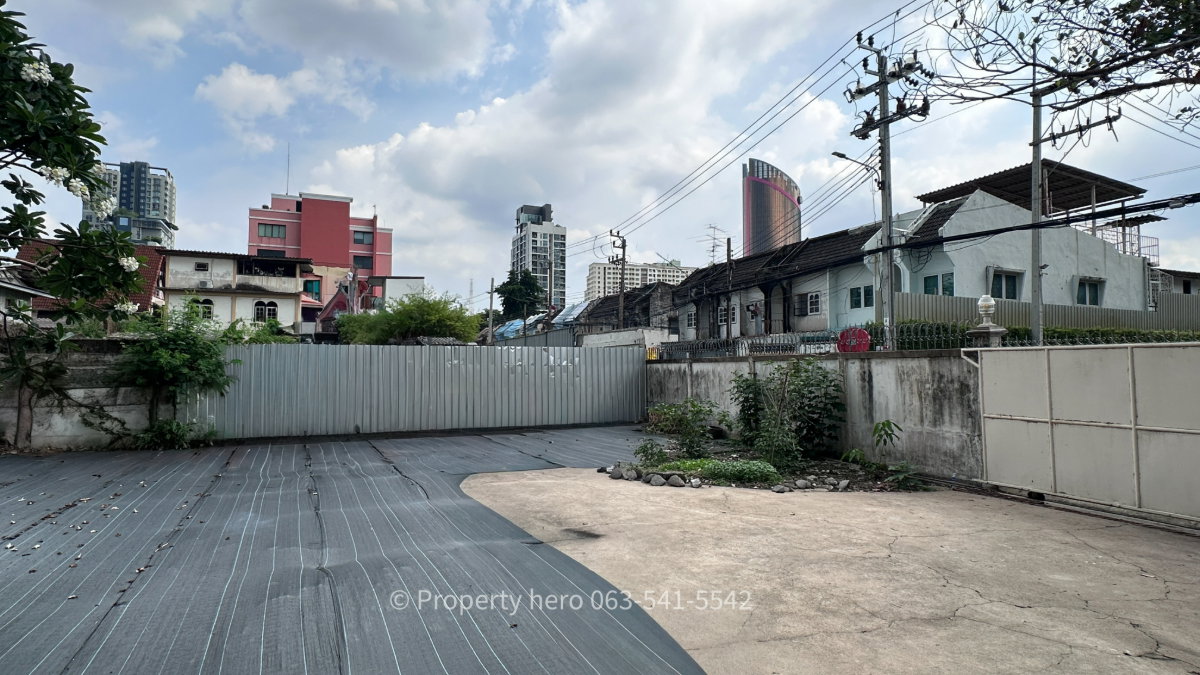 picture House for Rent + Large Land Plot in the Heart of Inthamara 67,000 THB/month - 33/36