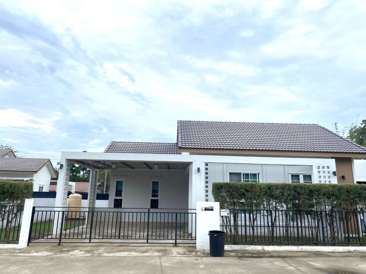 รูป ขายบ้านเดี่ยวชั้นเดียว เฟอร์ครบ  ใกล้สิ่งอำนวยความสะดวก ตลาด ห้างสรรพสินค้า #CSS101606  - รูปที่ 1/17