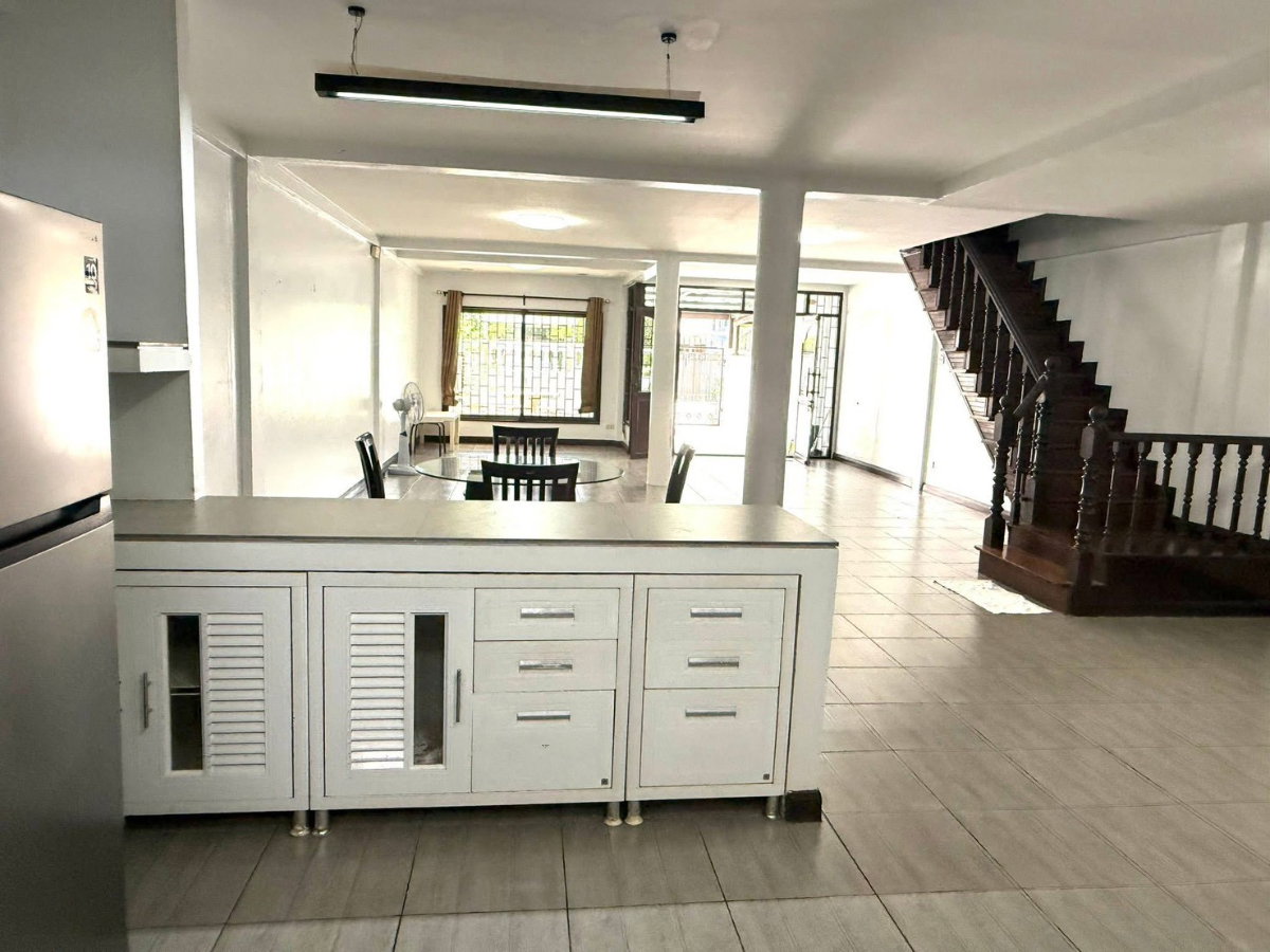 รูป 🏡 บ้านเช่าพร้อมอยู่! ทาวน์โฮม 2 ชั้น รามคำแหง 123 3 ห้องนอน 2 ห้องน้ำ บ้านหลังใหญ่ พื้นที่ใช้สอยเยอะ 📍 ซอยรามคำแหง 123 ทำเลดี เดินทางสะดวก  - รูปที่ 3/6