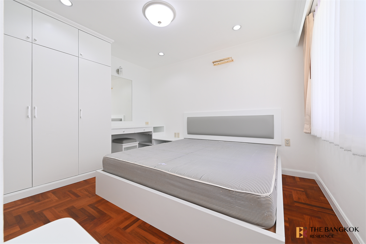 picture Room available, great price Acadamia Grand Tower near BTS Phrom Phong - 10/10