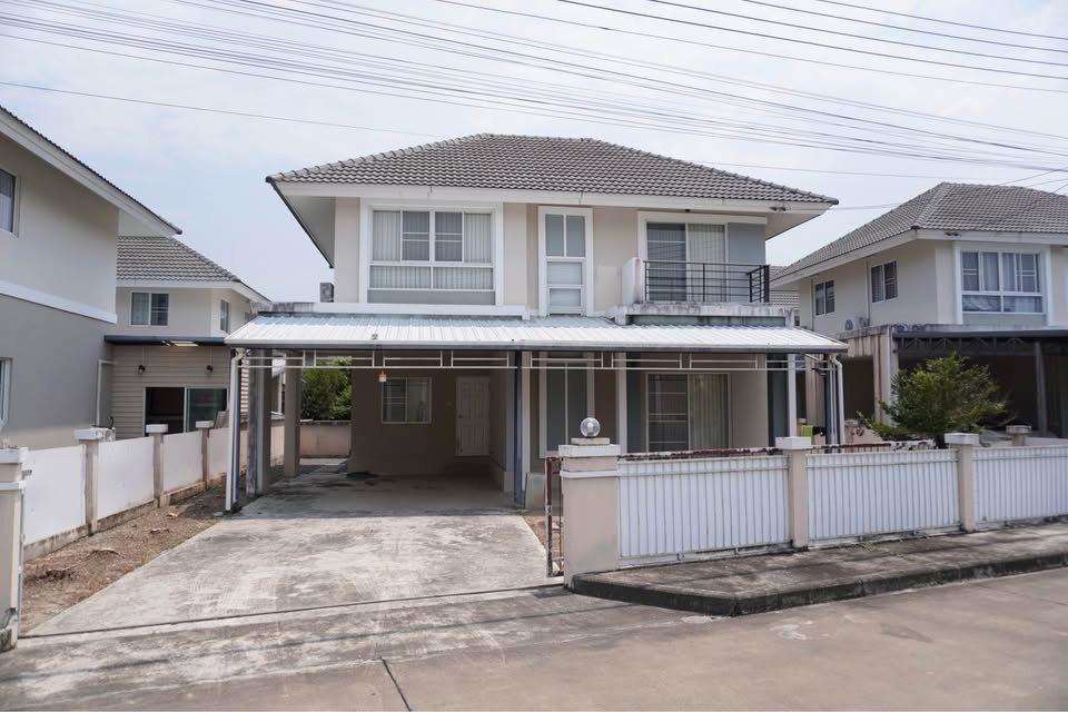 รูป บ้านในโครงการหมู่บ้านเงียบสงบ  บ้านมือสองสภาพใหม่หลังใหญ่  ระบบรักษาความปลอดภัย 24 ชม #CMR100216 - รูปที่ 1/11