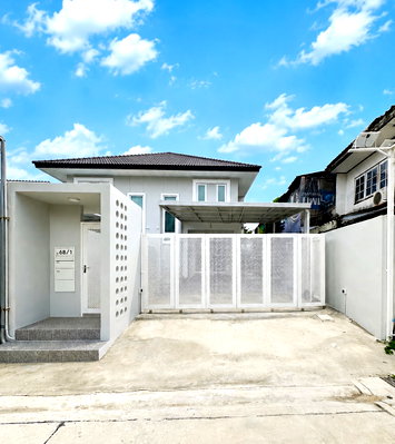 เช่าบ้านแฝด อ่อนนุช 40 : 🏡✨ ให้เช่าบ้านแฝด — ซอยอ่อนนุช 40 บ้านสวย พร้อมอยู่ มีพื้นที่นั่งเล่นและสวนข้างบ้าน 
