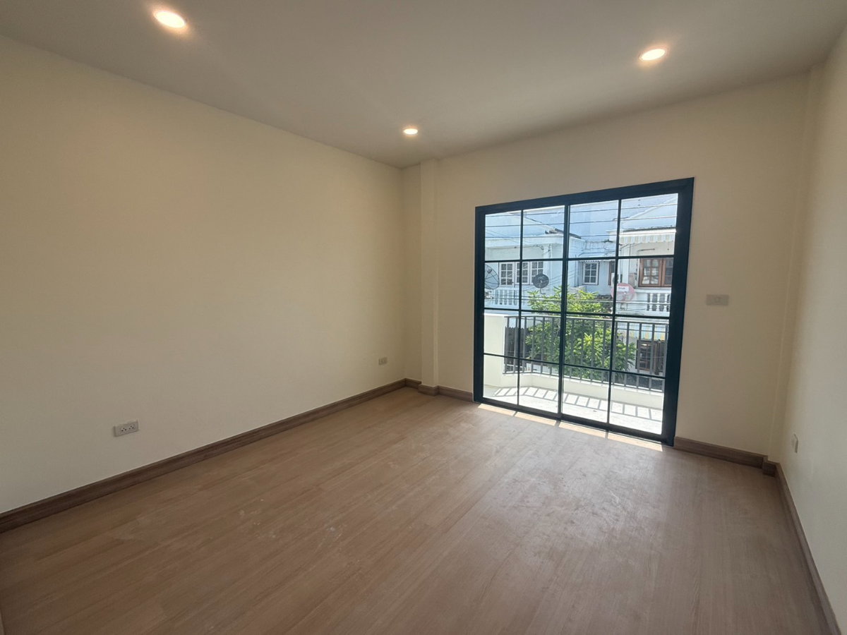 รูป R235 🏡 ทาวน์โฮม 2 ชั้น ลาดพร้า 101 รีโนเวทใหม่ทั้งหลัง จองก่อนบ้านเสร็จ  เหลือเพียง 3.09 ล้านบาท เท่านั้น! - รูปที่ 21/25