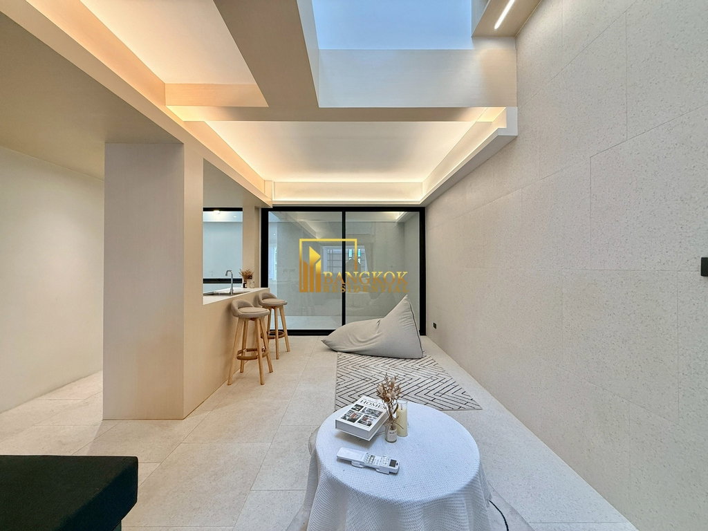 รูป Beautifully Renovated 2 Bedroom Townhouse in Phra Khanong - BR49032CD - รูปที่ 4/28