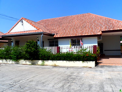 Houses for sale Bang Lamung Chonburi : A 4 beds partly furnish family home at Soi Siam Country Club for Sale 