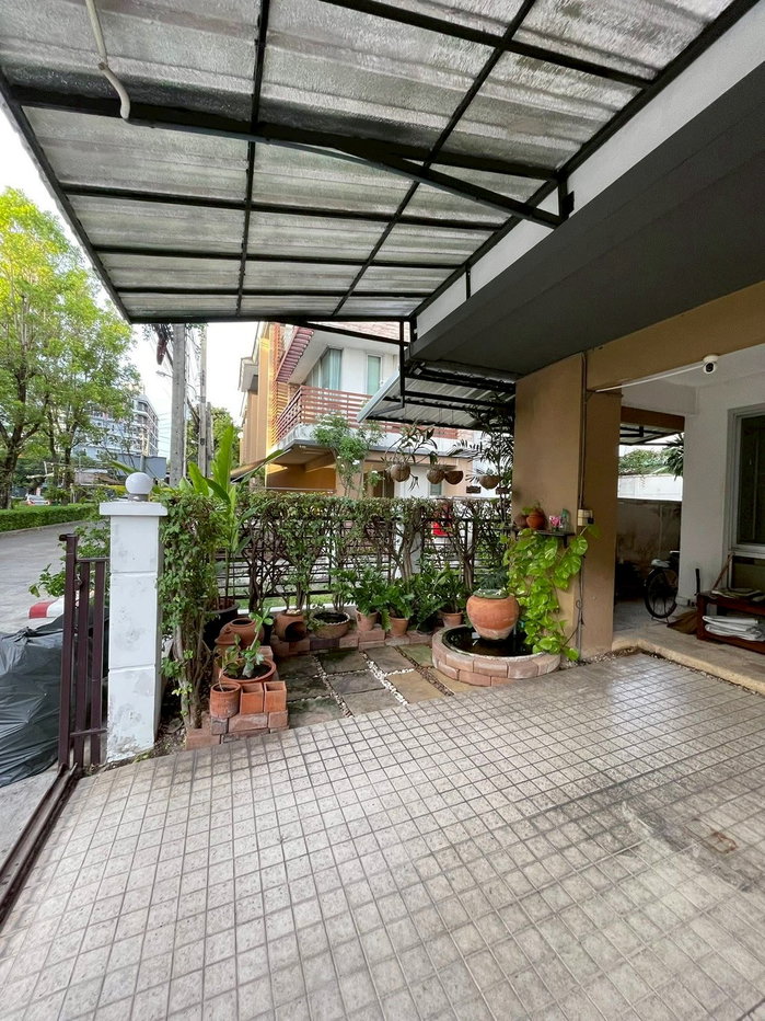 รูป 🏡 ให้เช่า ทาวน์โฮมหรู 3 ชั้น หมู่บ้านพลัสซิตี้พาร์ค สวนหลวง-ศรีนครินทร์ 3 ห้องนอน 4 ห้องน้ำ บ้านมุม พร้อมสวนส่วนตัว - รูปที่ 3/17