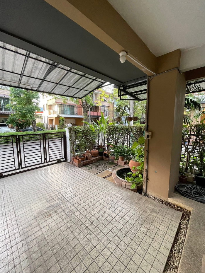 รูป 🏡 ให้เช่า ทาวน์โฮมหรู 3 ชั้น หมู่บ้านพลัสซิตี้พาร์ค สวนหลวง-ศรีนครินทร์ 3 ห้องนอน 4 ห้องน้ำ บ้านมุม พร้อมสวนส่วนตัว - รูปที่ 2/17