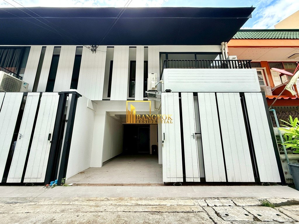 รูป Beautifully Renovated 2 Bedroom Townhouse in Phra Khanong - BR49032CD - รูปที่ 27/28
