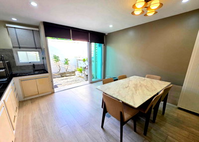 Townhouses for sale Nonthaburi : 2-Storey Townhome for Sale, The Metro Rattanathibet – Near MRT Sai Ma | 26.5 sq.wah, Extended Kitchen + Garden, 5 ACs, Move-in Ready – THB 3.79M
