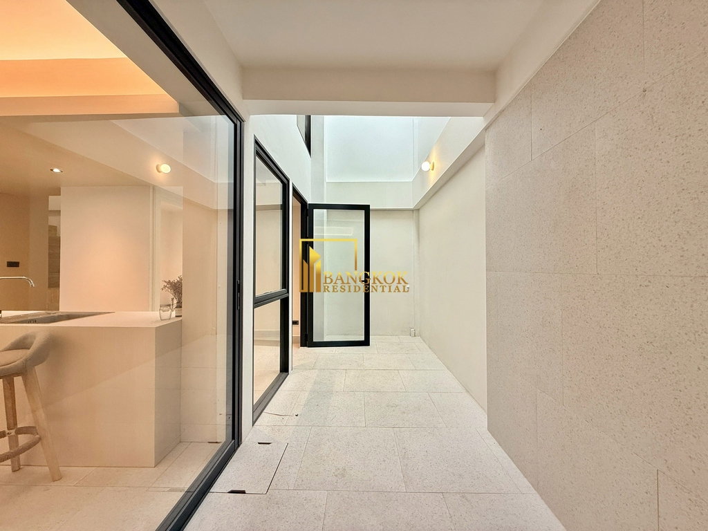 รูป Beautifully Renovated 2 Bedroom Townhouse in Phra Khanong - BR49032CD - รูปที่ 8/28