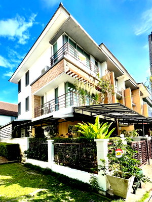 เช่าทาวน์โฮม เมกะ บางนา : 🏡 ให้เช่า ทาวน์โฮมหรู 3 ชั้น หมู่บ้านพลัสซิตี้พาร์ค สวนหลวง-ศรีนครินทร์ 3 ห้องนอน 4 ห้องน้ำ บ้านมุม พร้อมสวนส่วนตัว