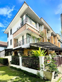 รูปภาพ 🏡 ให้เช่า ทาวน์โฮมหรู 3 ชั้น หมู่บ้านพลัสซิตี้พาร์ค สวนหลวง-ศรีนครินทร์ 3 ห้องนอน 4 ห้องน้ำ บ้านมุม พร้อมสวนส่วนตัว