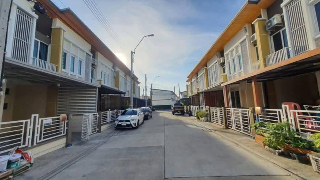 รูป 🏡 บ้านเช่าพร้อมอยู่ โครงการโกลเด้น ทาวน์ ศรีนครินทร์–สุขุมวิท 4 ห้องนอน 2 ห้องน้ำ เดินทางสะดวก  ✔ อนุญาตเลี้ยงสัตว์ขนาดเล็ก - รูปที่ 2/13