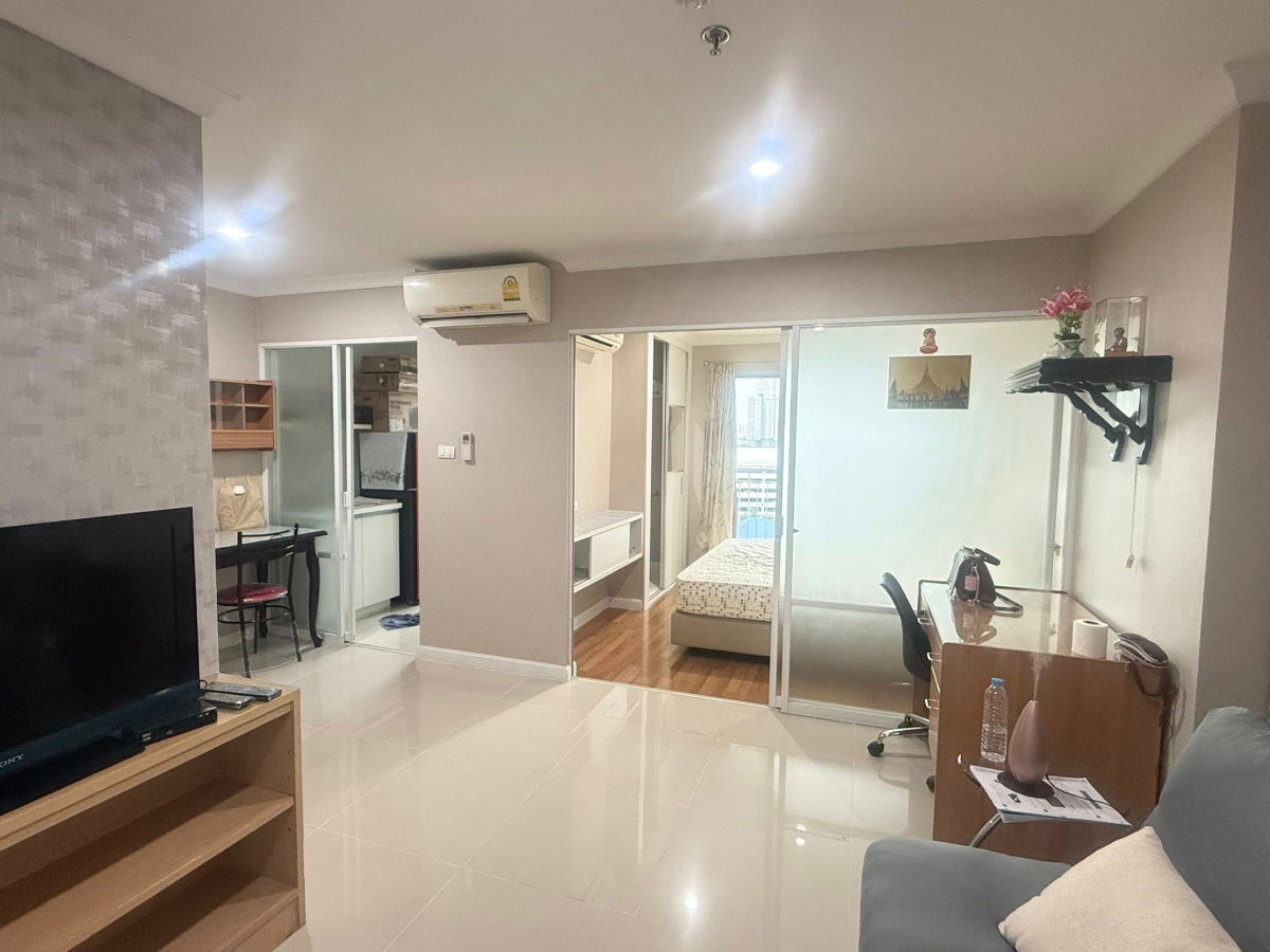 รูป ให้เช่า Lumpini Place Rama 9 (ลุมพินี เพลส พระราม 9) ตึก B ชั้น 9 ขนาด 37 ตร.ม. ทิศตะวันออกไม่ร้อน ครัวปิด มีอ่างอาบน้ำ เฟอร์ครบเครื่องใช้ไฟฟ้าแน่น! - รูปที่ 1/6