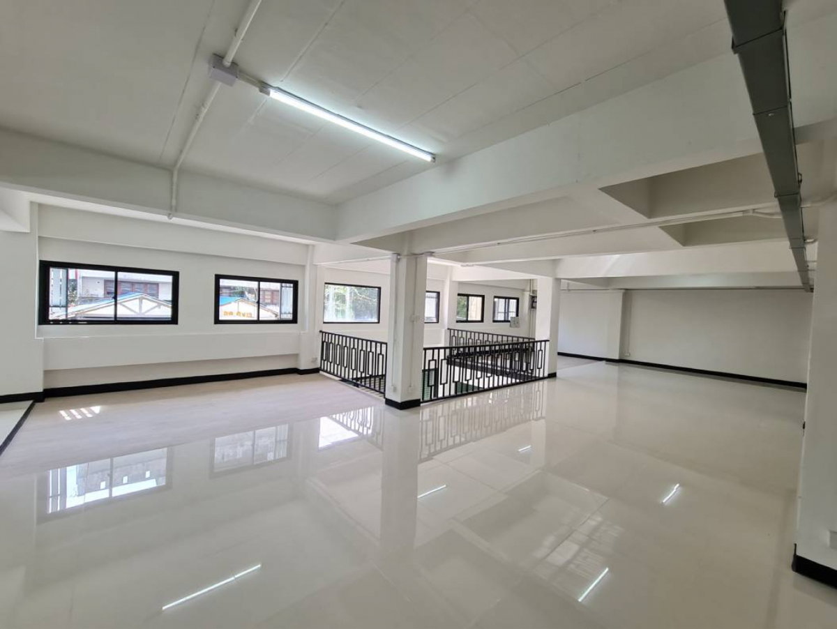 รูป หลุดจองตึกใหญ่ทำเลทอง! ขายอาคารพาณิชย์ 4 คูหา ใกล้ MRT แยกติวานนท์ 230 ม. พื้นที่ใช้สอยจุใจ 880 ตรม. เหมาะทำออฟฟิศ/โฮสเทล - รูปที่ 12/12