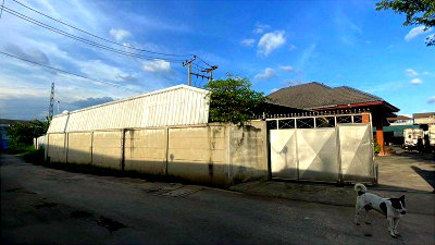Factory for sale Samut Sakhon : Land with buildings + house + warehouse, including factory license (Form 4).