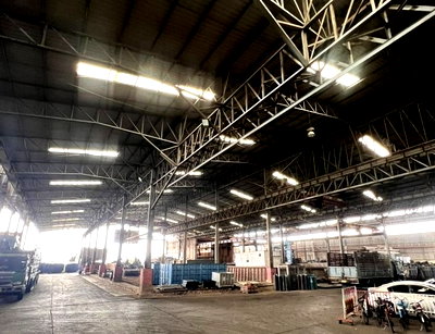 เช่าโรงงาน สนามบินสุวรรณภูมิ : ให้เช่าโกดัง โรงงาน พร้อมสำนักงาน / พื้นที่ใช้สอยรวม 8,000 ตารางเมตร / ทำเล ซอยกิ่งแก้ว  / โกดังมีเครน , มีตาชั่ง พร้อมใช้งาน / รถเทรลเลอร์ เข้าออกได้