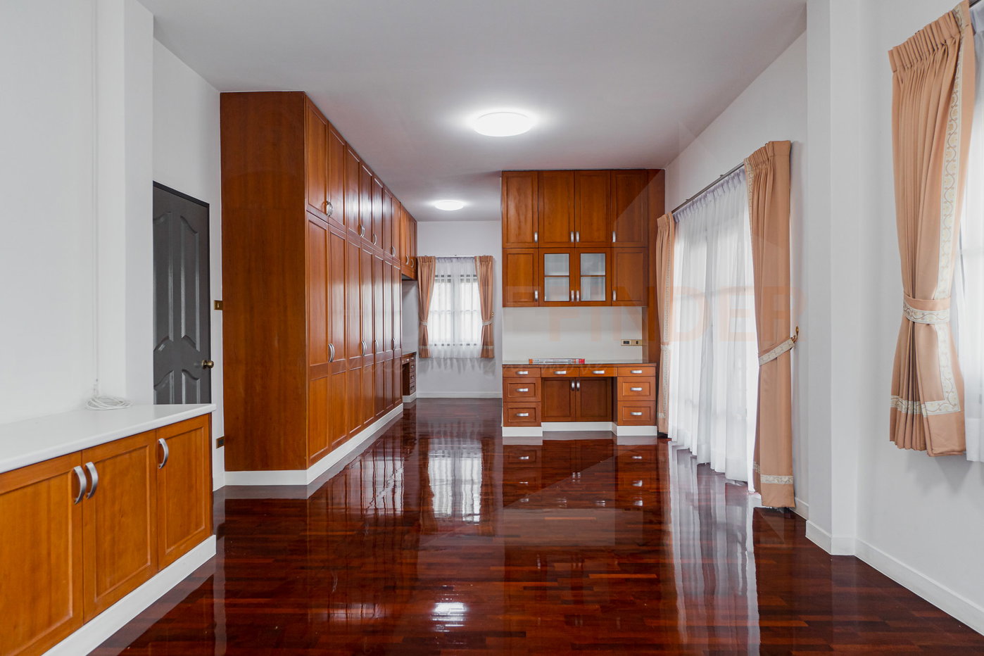 picture Windmill Park 5 bedrooms, for rent - 7/104