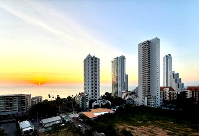 Condos for sale : Hot Sale The Riviera Wongmat Beach *Goreigner Name*