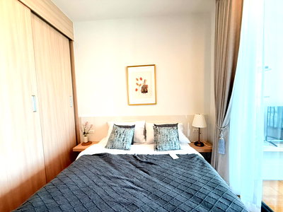 Condos for rent : Condo for rent, Bright Wongwian Yai, 1 large bedroom, convenient location near Wongwian Yai BTS station.