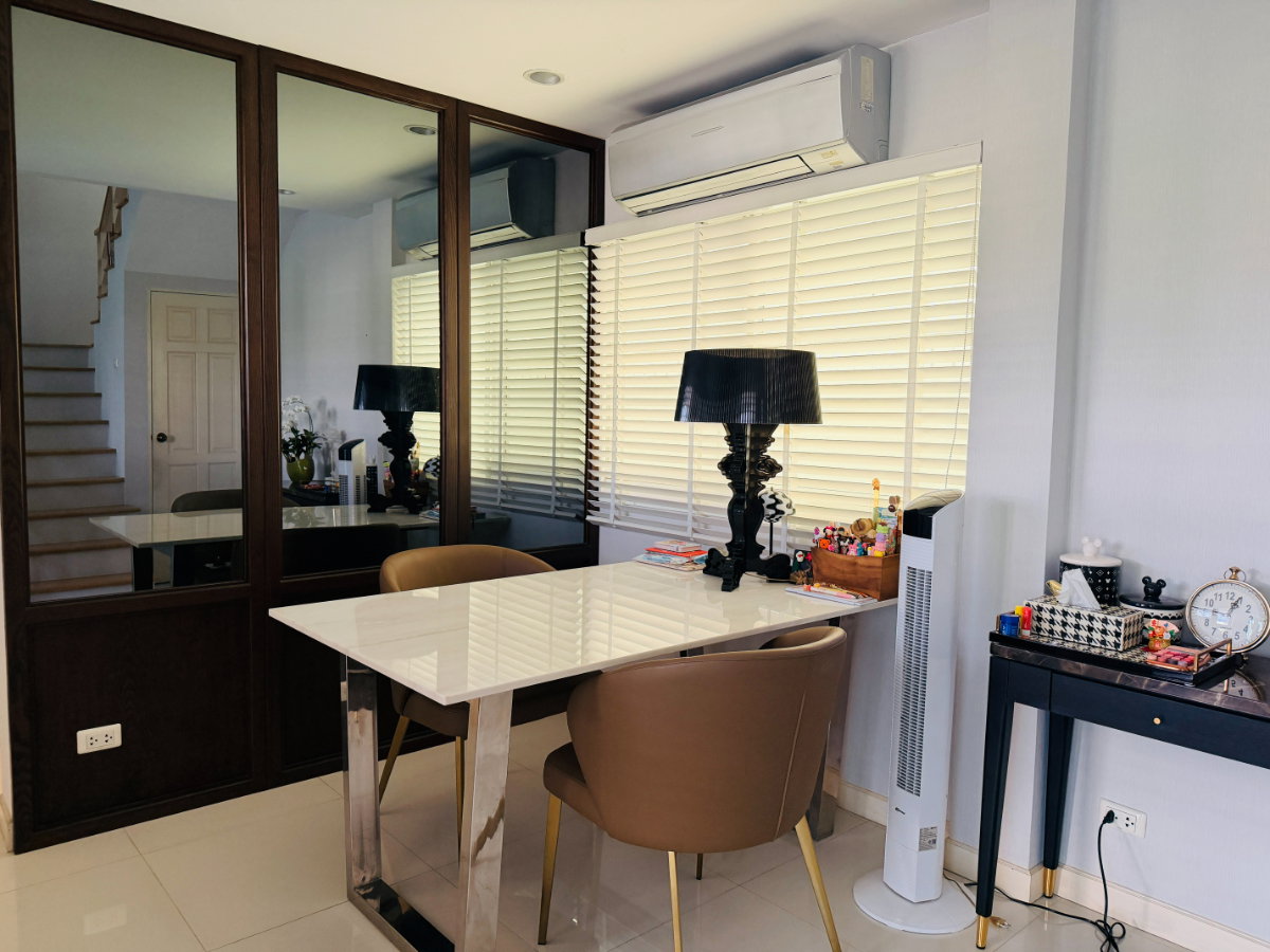 รูป  [ขาย] ทาวน์โฮม 3 ชั้น สภาพดี ทำเลทองอ่อนนุช 46 ใกล้รถไฟฟ้าสายสีเหลือง เข้าซอยแค่ 200 ม.! 🚗⚡ รองรับ EV Charger บิ้วท์อินครบ พร้อมอยู่ทันที - รูปที่ 20/28