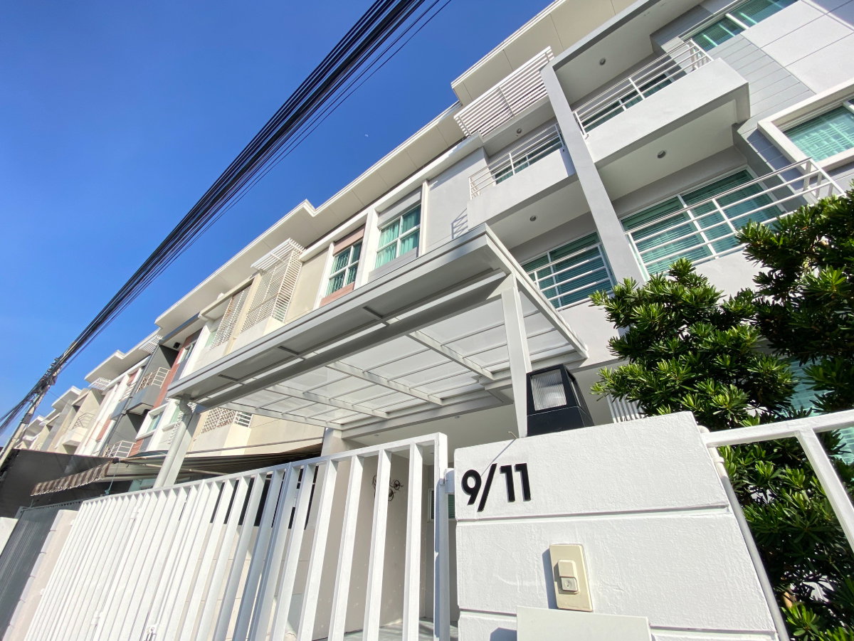 รูป  [ขาย] ทาวน์โฮม 3 ชั้น สภาพดี ทำเลทองอ่อนนุช 46 ใกล้รถไฟฟ้าสายสีเหลือง เข้าซอยแค่ 200 ม.! 🚗⚡ รองรับ EV Charger บิ้วท์อินครบ พร้อมอยู่ทันที - รูปที่ 26/28