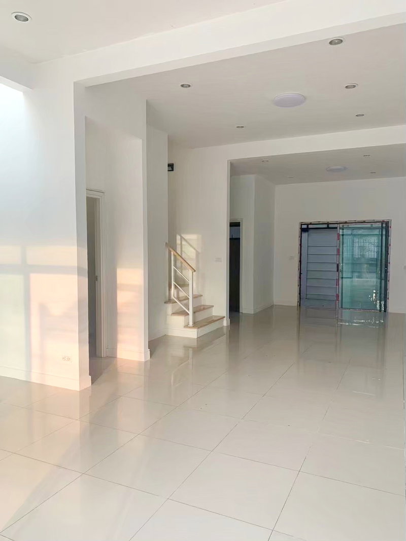 Shophouses for sale : For sale 3-storey commercial building, in front of The Connect Pattanakarn 38