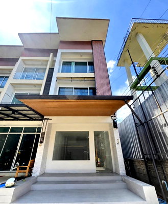 Shophouses for rent 700 Year Sports Arena Chiang Mai : 🔥 Rare Item! 3-story commercial building in the heart of Nimman surrounded by popular shops. Ideal for shops clinics and offices