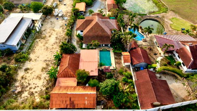 Houses for sale Chonburi : Single house with land for sale, outside of a housing project, in Huai Yai, Bang Lamung, Chonburi.