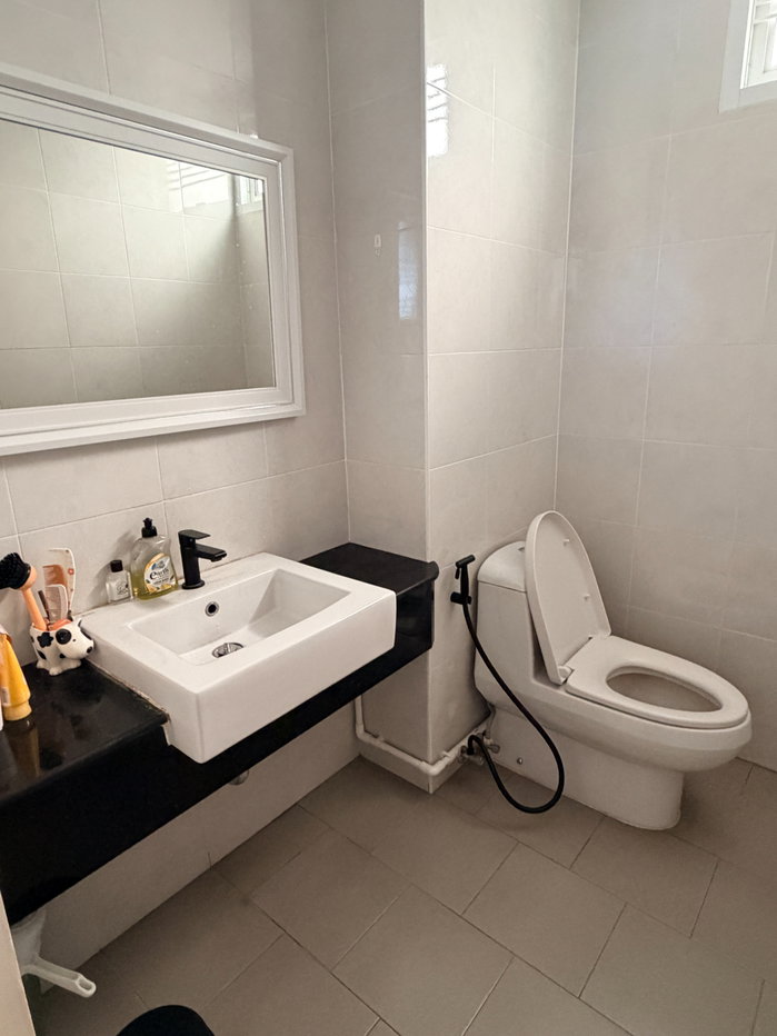 รูป  [ขาย] ทาวน์โฮม 3 ชั้น สภาพดี ทำเลทองอ่อนนุช 46 ใกล้รถไฟฟ้าสายสีเหลือง เข้าซอยแค่ 200 ม.! 🚗⚡ รองรับ EV Charger บิ้วท์อินครบ พร้อมอยู่ทันที - รูปที่ 6/28