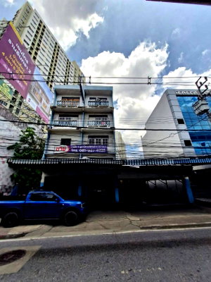 Shophouses for sale Nawamin Road :  Two adjoining commercial buildings, 40 sq.wah each, plus a private parking area of ​​40 sq.wah.  on Ramintra Road, KM 8 (near the Pink Line BTS).