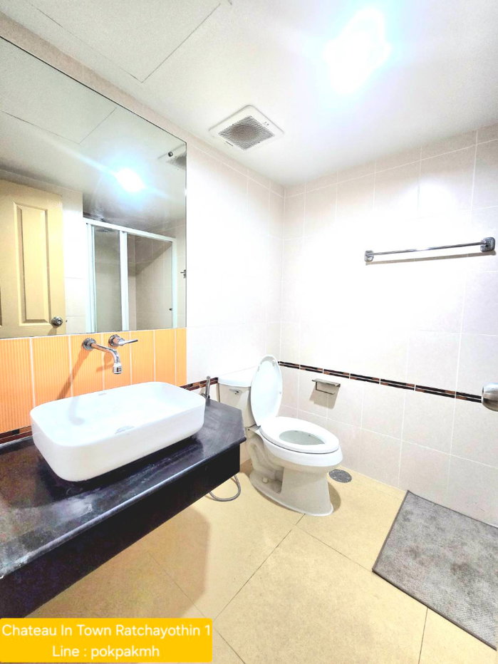 picture Large room for rent at Chateau In Town Major Ratchayothin Phase 1 - 8/14