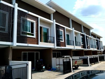Townhouses for sale The Paseo Park Kanchanaphisek : Townhome for Sale: Brand New, Below Appraisal Price! 4 Beds, 3 Baths