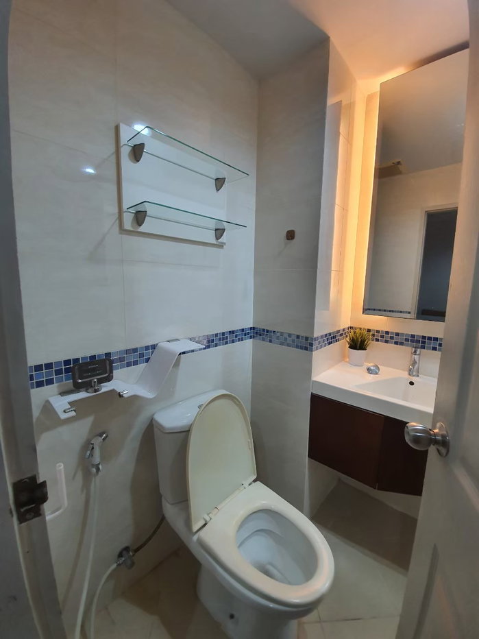 picture Next Step to MRT. Condo Life @ Ratchada Huay Kwang 13000 THB/month 30 sqm. Line ID : Adambma - 11/13