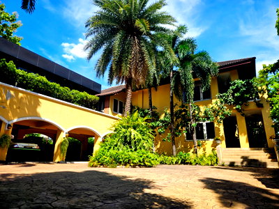 บ้านเดี่ยว กรุงเทพมหานคร : บ้านเดี่ยวสไตล์ Grand Tropical ใจกลางประชาชื่น เป็นคฤหาสน์ 225 ตร.วา  พื้นที่ใช้สอย 618 ตร.ม.  ติดทางด่วนประชาชื่น ราคาพิเศษ 32,500,000 บาท