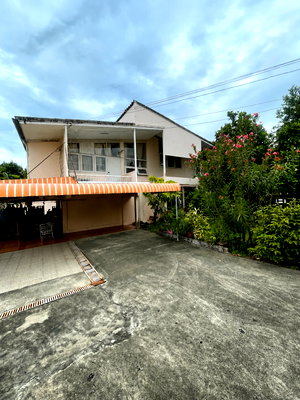 Houses for sale Saphan Sung : For sale  3-story detached house  Pruksachat Village by L&H (Saphan Sung, Ramkhamhaeng 118 Soi). 133 sq.wa. Excellent location, ready to move in