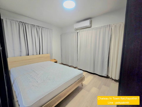 Large room for rent at Chateau In Town Major Ratchayothin Phase 1