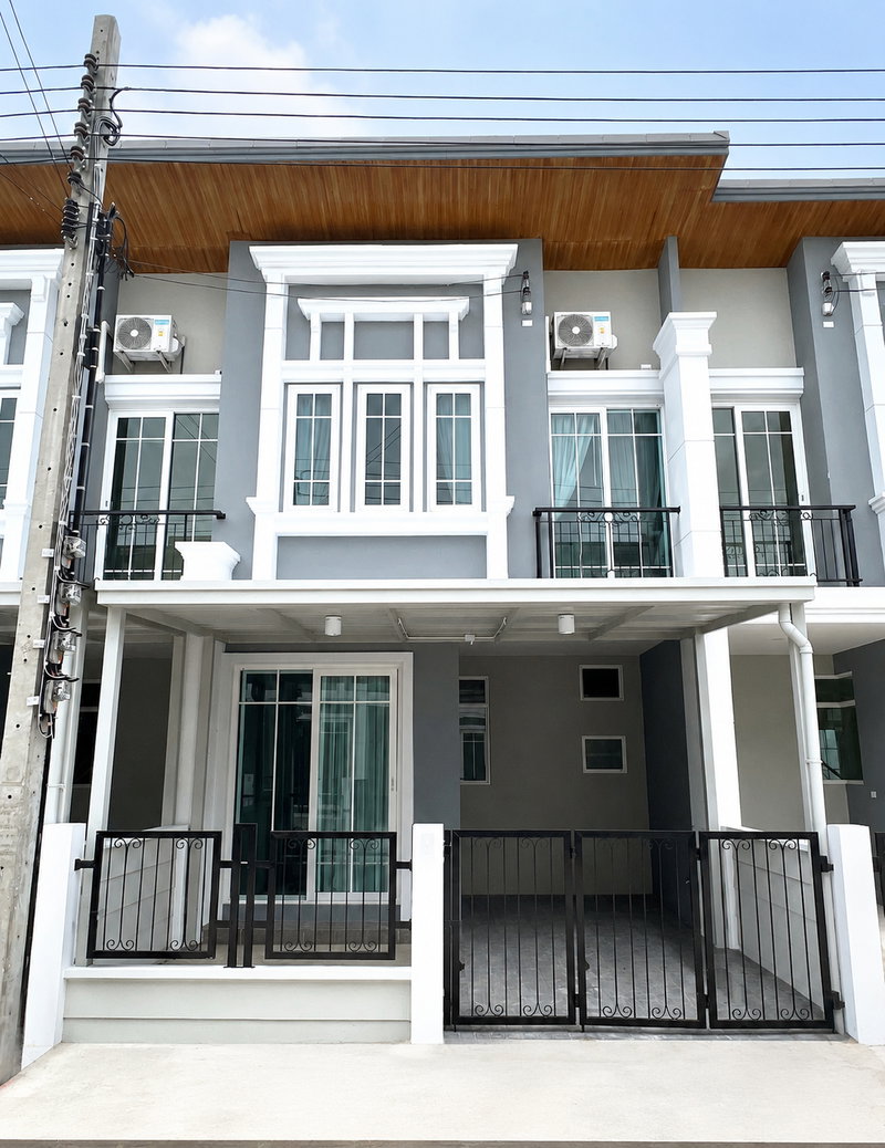 Townhouses for rent : 🏡✨ Townhome for Rent at Golden Town Sukhumvit–Lasalle 🛍️ Near BITEC & Central Bangna 🏫 Near Bangkok Patana School