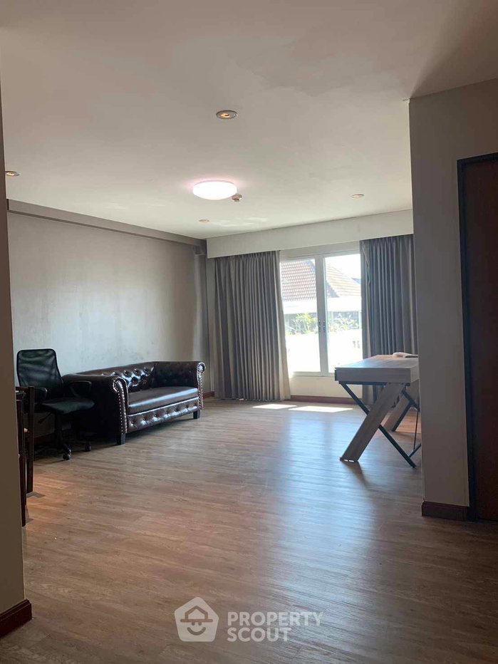 รูป คอนโด 2-ห้องนอน ที่ นาวิน คอร์ท คอนโดมิเนียม ใกล้ BTS เพลินจิต (ID 426761) - รูปที่ 1/5
