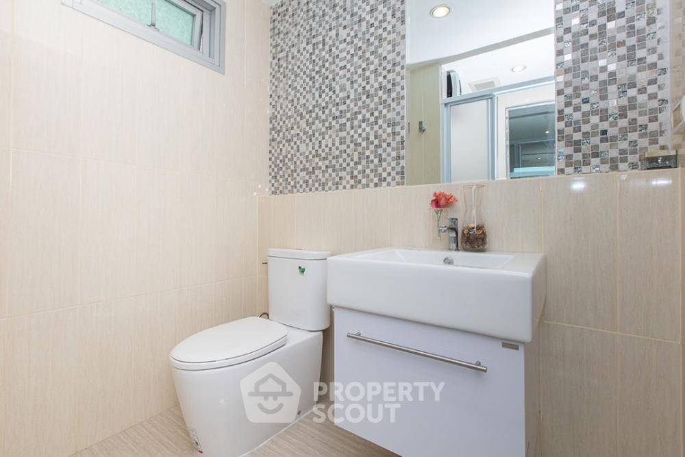 picture 2-BR 56 Sqm Condo On 28th Floor, Life Ratchadapisek, 400m To MRT Huai Khwang (ID 809032) - 8/9