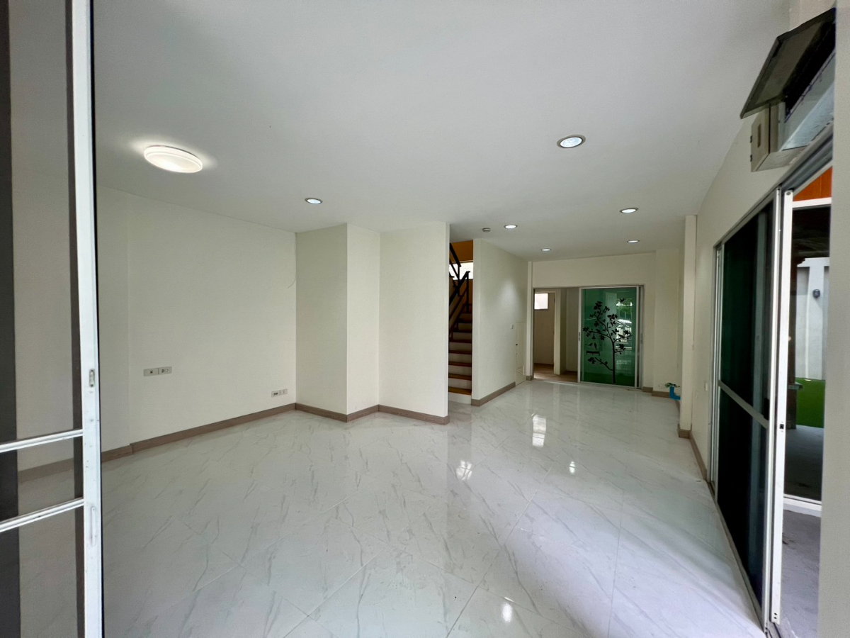 picture Corner Unit Townhome for Sale at Noble Cube Pattanakarn – Huge Space, Just 5 Mins to Thonglor! - 5/23