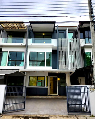 เช่าทาวน์โฮม เขตทุ่งครุ : ทาวน์โฮม 3 ชั้น หน้าบ้านวิวสวนกว้าง สระน้ำใหญ่ /หลังบ้านไม่ติดใคร !! ส่วนตัวสุดๆ     "หมู่บ้านบ้านใหม่ฯ พุทธบูชา2 "**