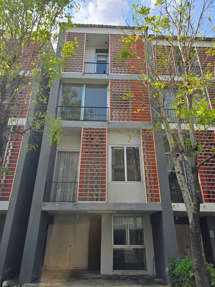 รูป 🏡✨ ให้เช่าทาวน์โฮม 3.5 ชั้น — ไซมิส บลอสซั่ม แอท แฟชั่น Modern Loft Townhome ดีไซน์โปร่งโล่ง เหมาะทั้งอยู่อาศัยและทำ Home Office - รูปที่ 1/9