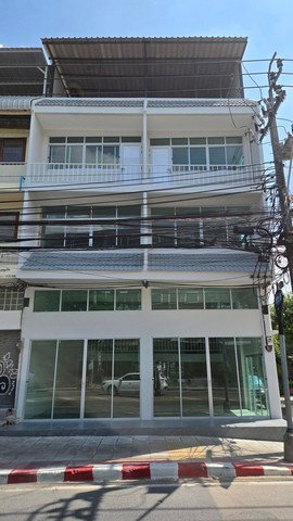 รูป HR3486ให้เช่าตึกแถว 2 คูหา ห้องหัวมุมติดถนนใหญ่ ซอยเฉลิมพระเกียรติ ร.9 ใกล้ MRT ศรีอุดม เพียง 400 เมตร (เพิ่งรีโนเวทใหม่เอี่ยม) - รูปที่ 1/24