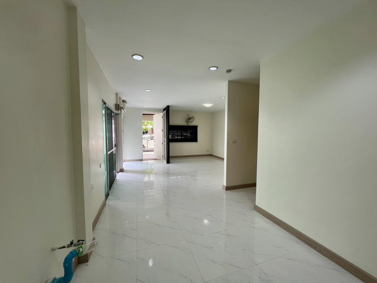picture Corner Unit Townhome for Sale at Noble Cube Pattanakarn – Huge Space, Just 5 Mins to Thonglor! - 7/23