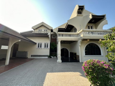 🏡✨ Luxury Detached House for Rent in Sathorn