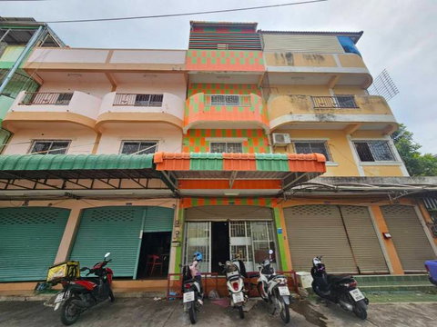 Three-story shophouse for sale in a prime commercial location, near Chao Sua Market and behind Big C Pattaya.