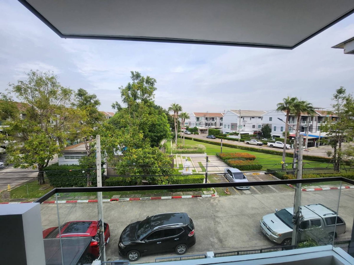 รูป ทาวน์โฮม 3 ชั้น หน้าบ้านวิวสวนกว้าง สระน้ำใหญ่ /หลังบ้านไม่ติดใคร !! ส่วนตัวสุดๆ "หมู่บ้านบ้านใหม่ฯ พุทธบูชา2 "** - รูปที่ 3/16